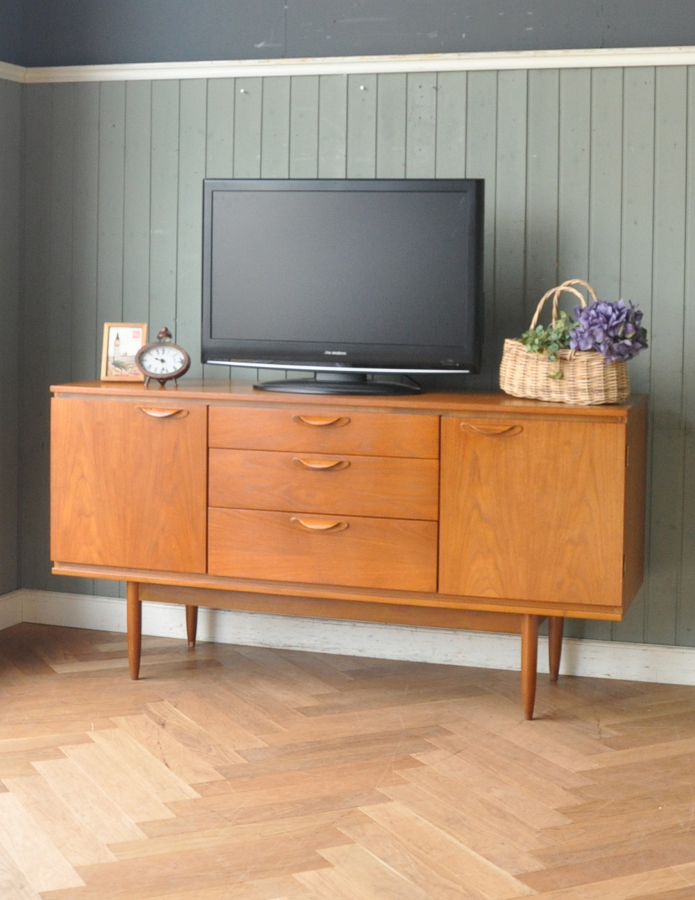 北欧スタイルのシンプルなイギリスの家具、チーク材のヴィンテージサイドボード (q-630-f)