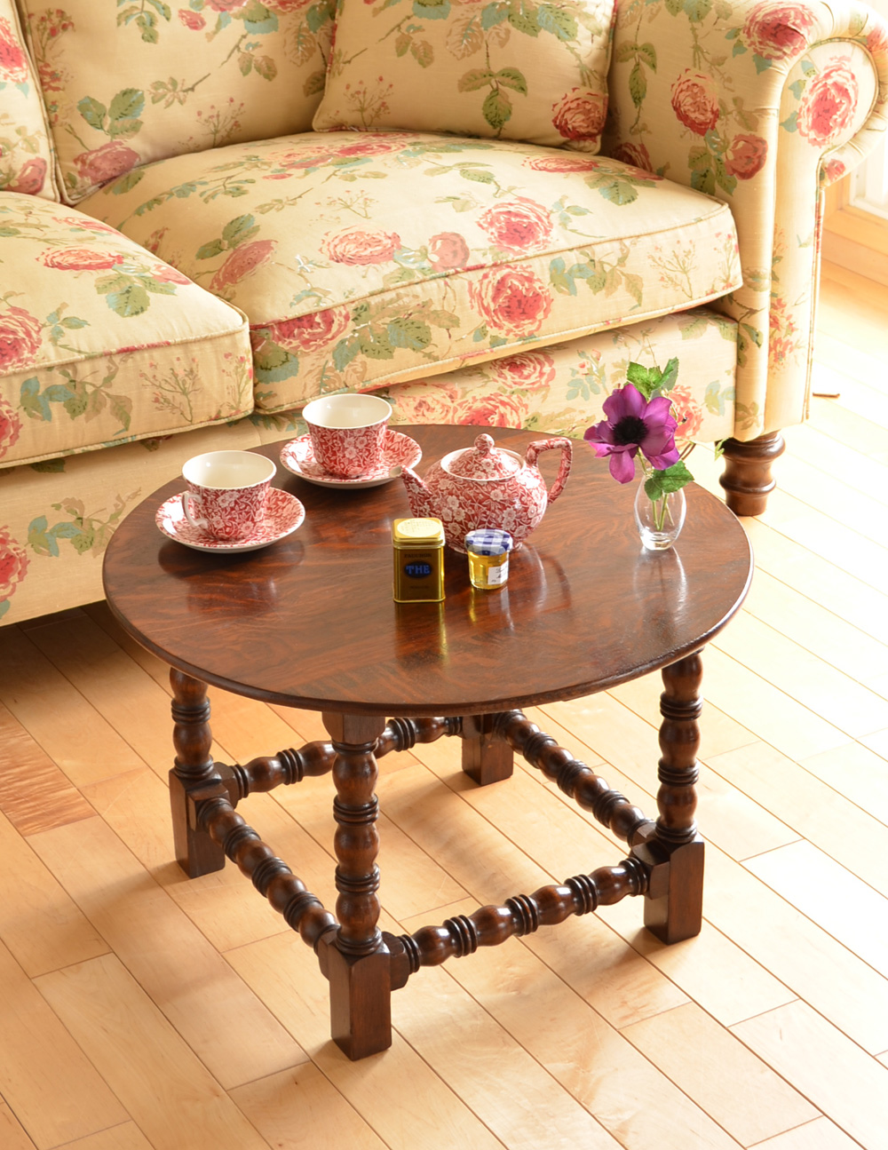 小ぶりなアンティークの英国家具、脚の美しいコーヒーテーブル (q-674-f)