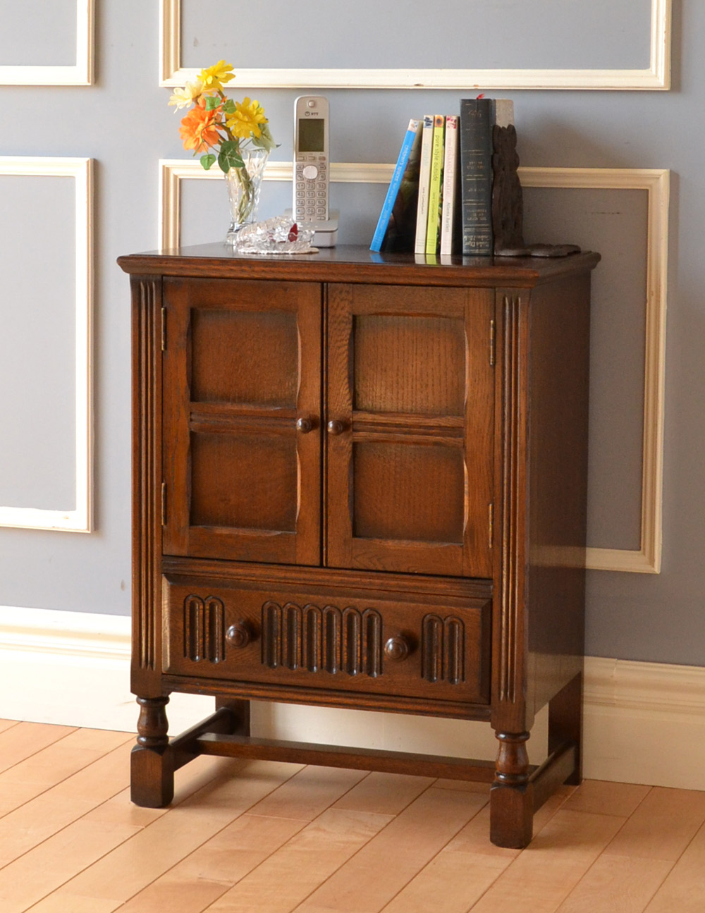 英国インテリアのアンティーク家具、彫りがカッコイイ、カップボード（食器棚） (q-707-f)