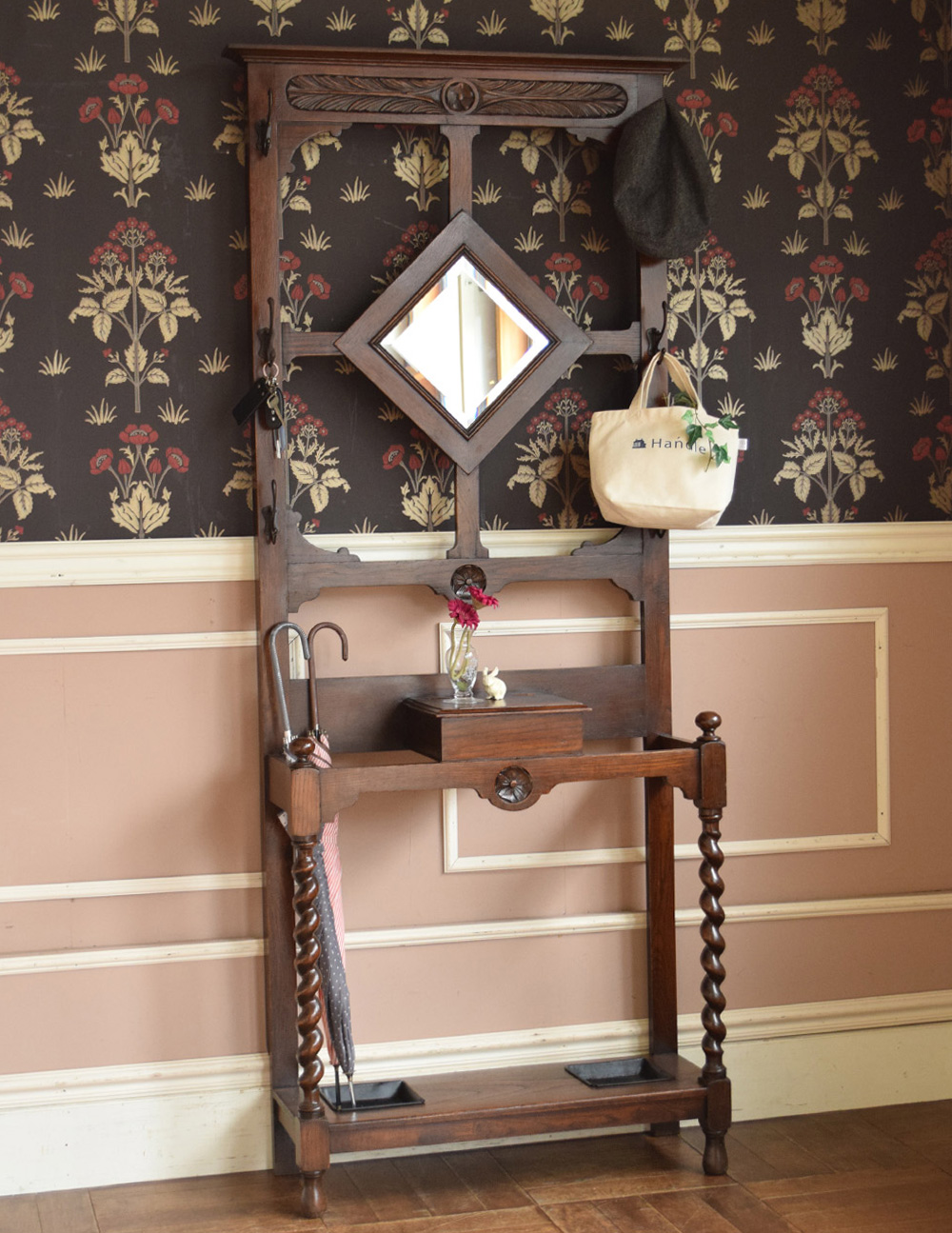 英国ならではのアンティーク家具、カッティングミラーが付いたホールスタンド（コート掛け） (q-713-f)
