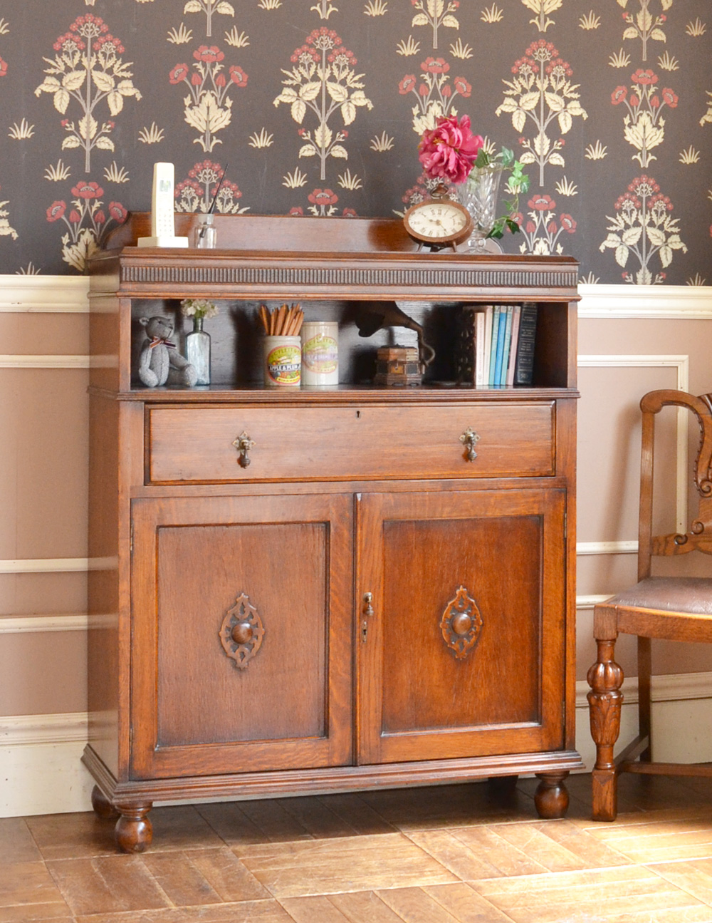 アンティーク英国家具、彫りのきれいなオーク材のライティングビューローデスク (q-720-f)