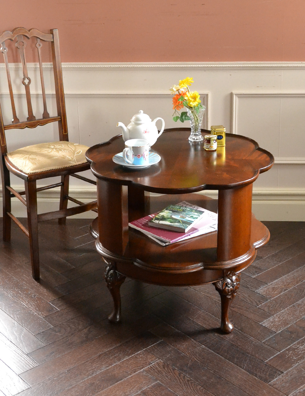 アンティークのおしゃれな英国家具、お花のかたちが華やかなコーヒーテーブル (q-725-f)