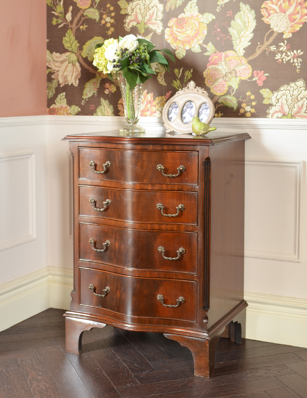 マホガニー材を使ったおしゃれなアンティークベッドサイドチェスト (q-727-f)