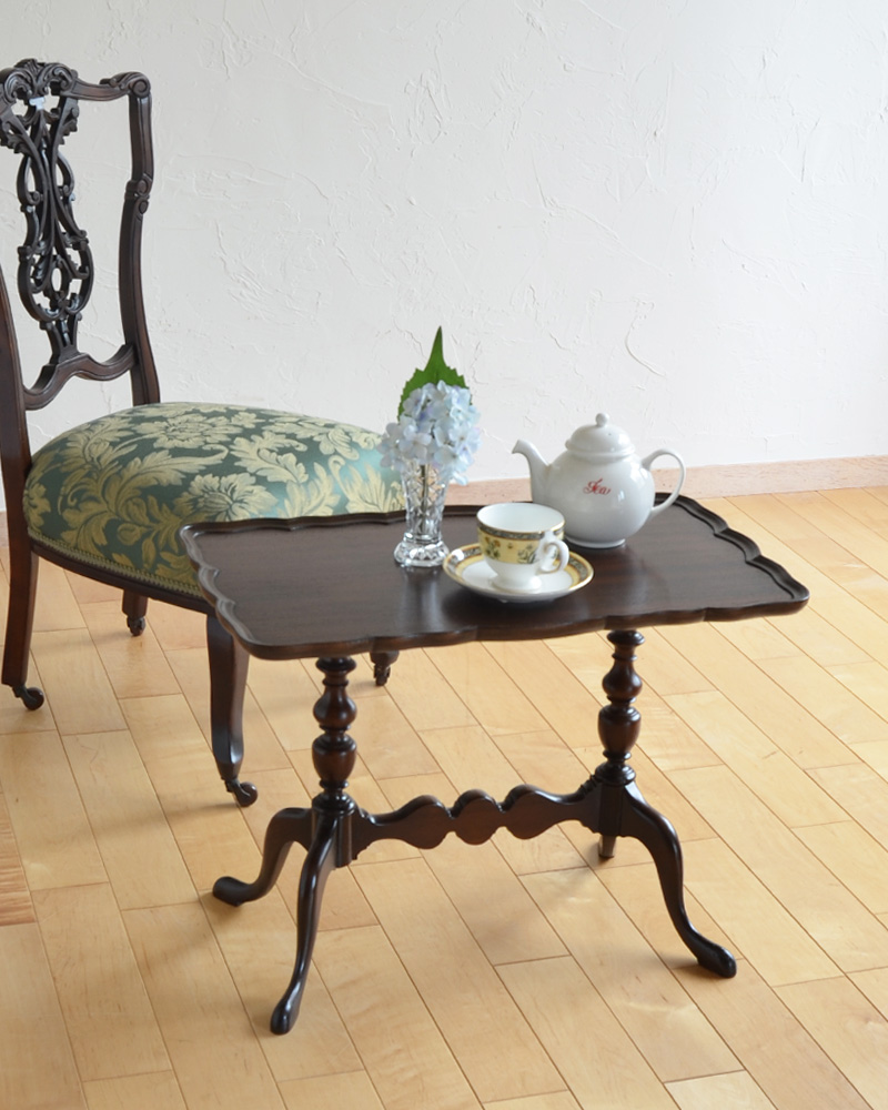 英国スタイルのアンティーク家具、脚と天板の装飾が美しいコーヒーテーブル (q-733-f)