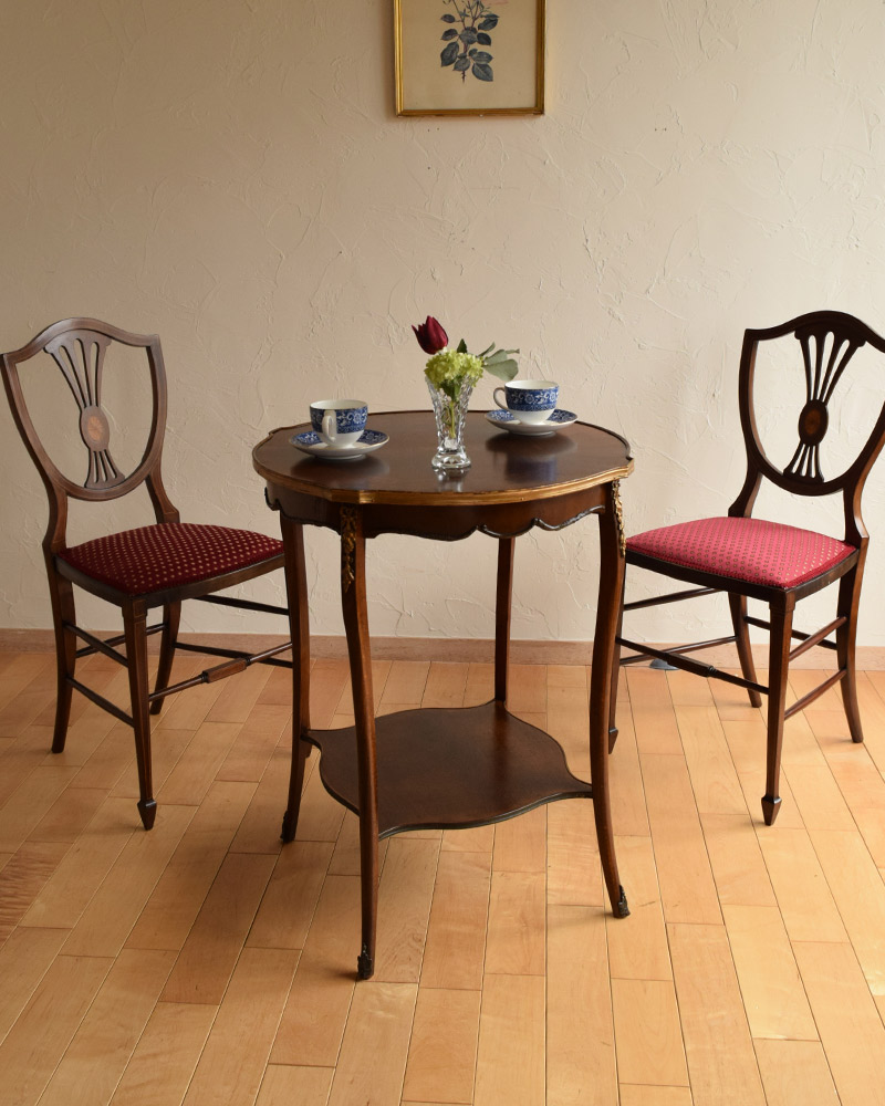 天板のお花模様が美しいアンティークのオケージョナルテーブル（ティーテーブル） (q-734-f)