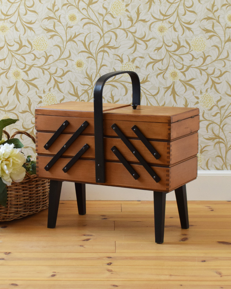 ブラックのラインがアクセント、脚付きのアンティークソーイングボックス （裁縫箱） (q-792-f)