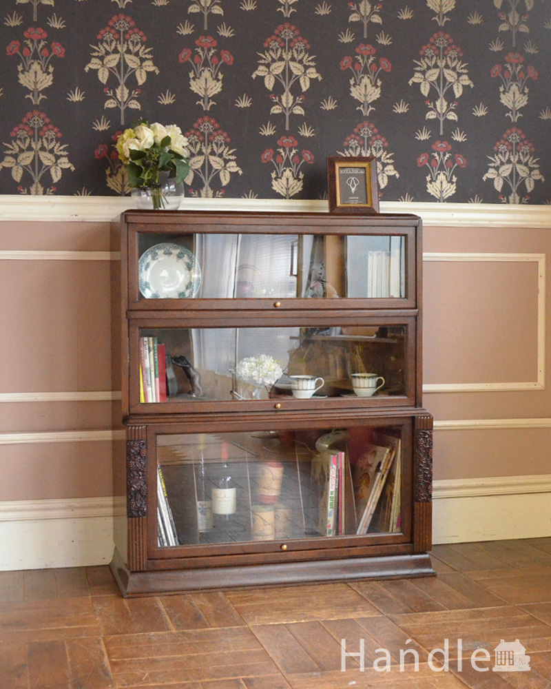 葡萄の彫まで付いた美しい英国アンティーク家具、フラップ扉のブックケース（ガラスキャビネット） (q-866-f)