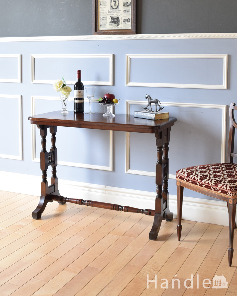 玄関で使える英国のアンティーク家具、脚の装飾が美しいホールテーブル (q-927-f)