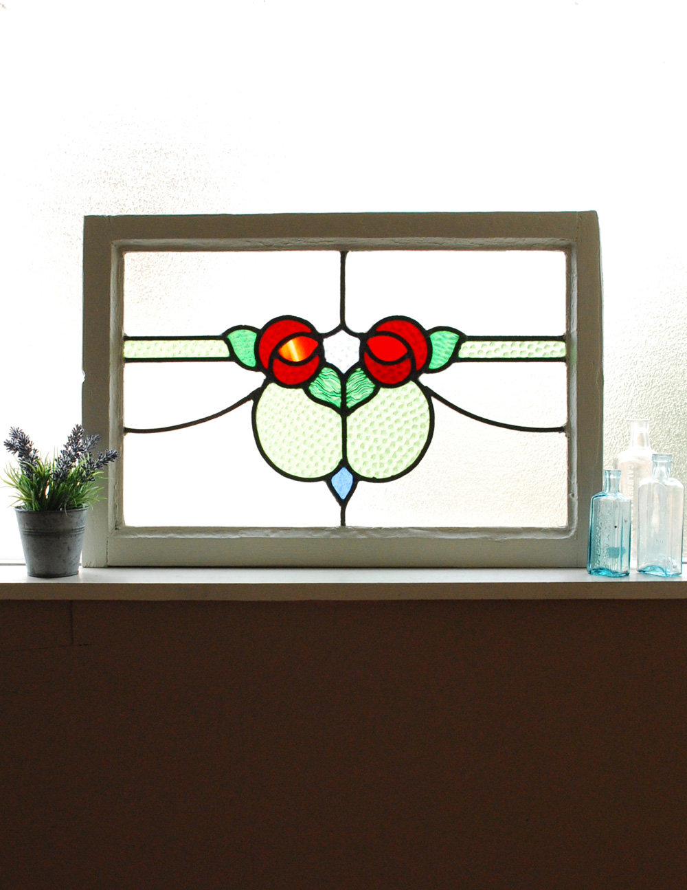 ２輪が仲良く寄り添うデザインが可愛い赤いバラの模様のアンティーク ステンドグラス (g-954)