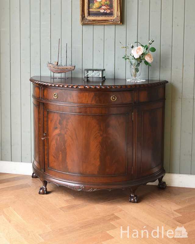 ハーフムーンのシルエットが美しいサイドボード(英国輸入のアンティーク家具) (q-986-f)