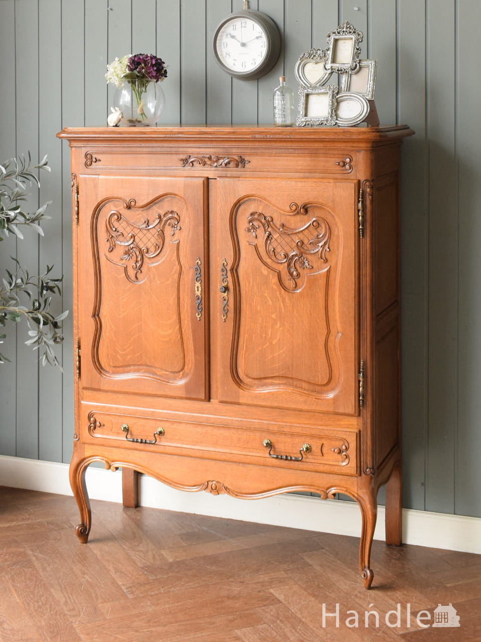 エレガントな雰囲気漂うアンティーク家具、フランスから届いた猫足のキャビネット