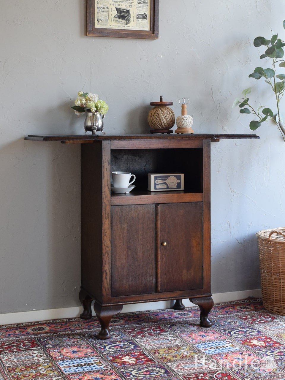 オーク材で出来た猫足のめずらしいサイドキャビネット、伸長式の天板がついた英国アンティークの家具