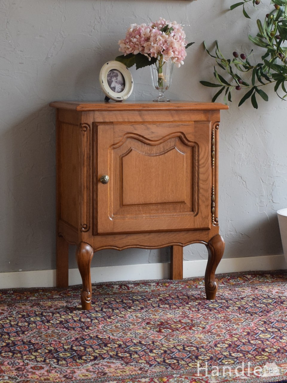 フランスから届いたアンティークのキャビネット、猫足が美しいベッドサイドキャビネット