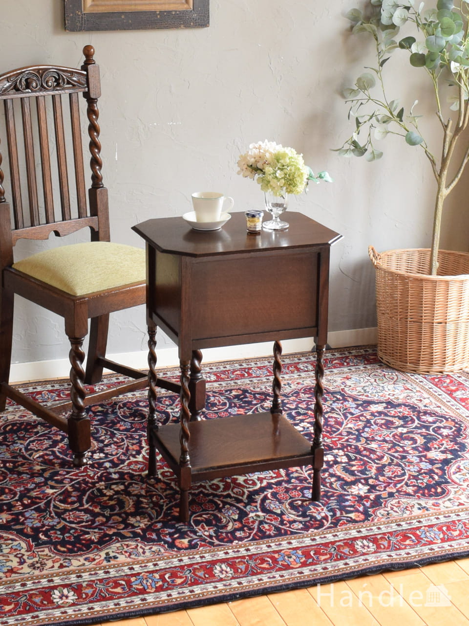 収納箱が付いたツイスト脚のアンティークテーブル、イギリスから届いたソーイングボックステーブル