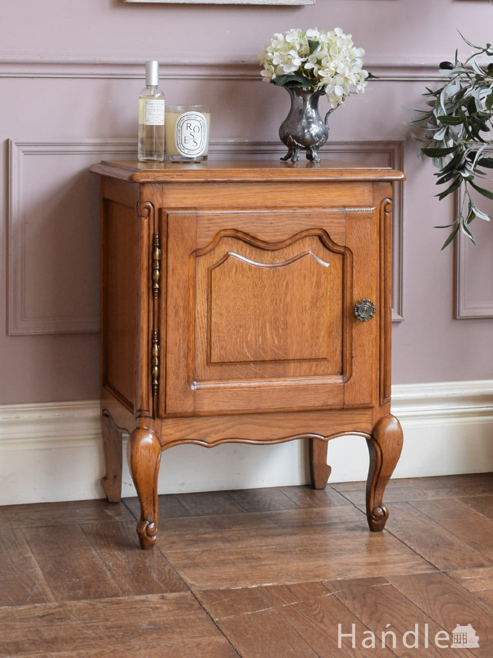 どこでも使えるコンパクトサイズのキャビネット、フランスで見つけたアンティークのナイトテーブル