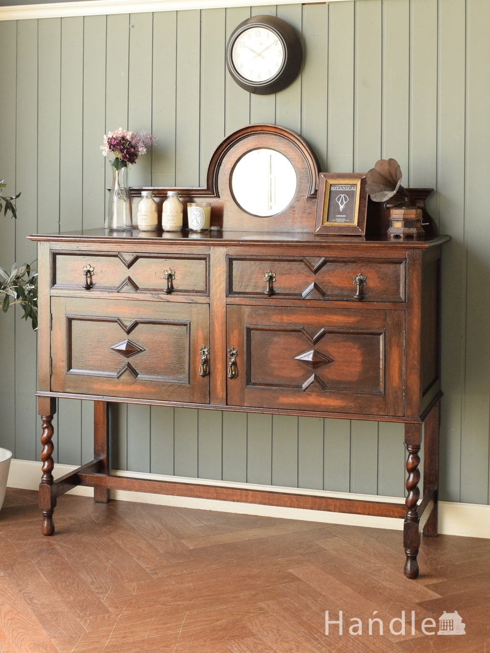 アップライトモールディングが美しい収納家具、アンティークミラーがついたカッコいいサイドボード