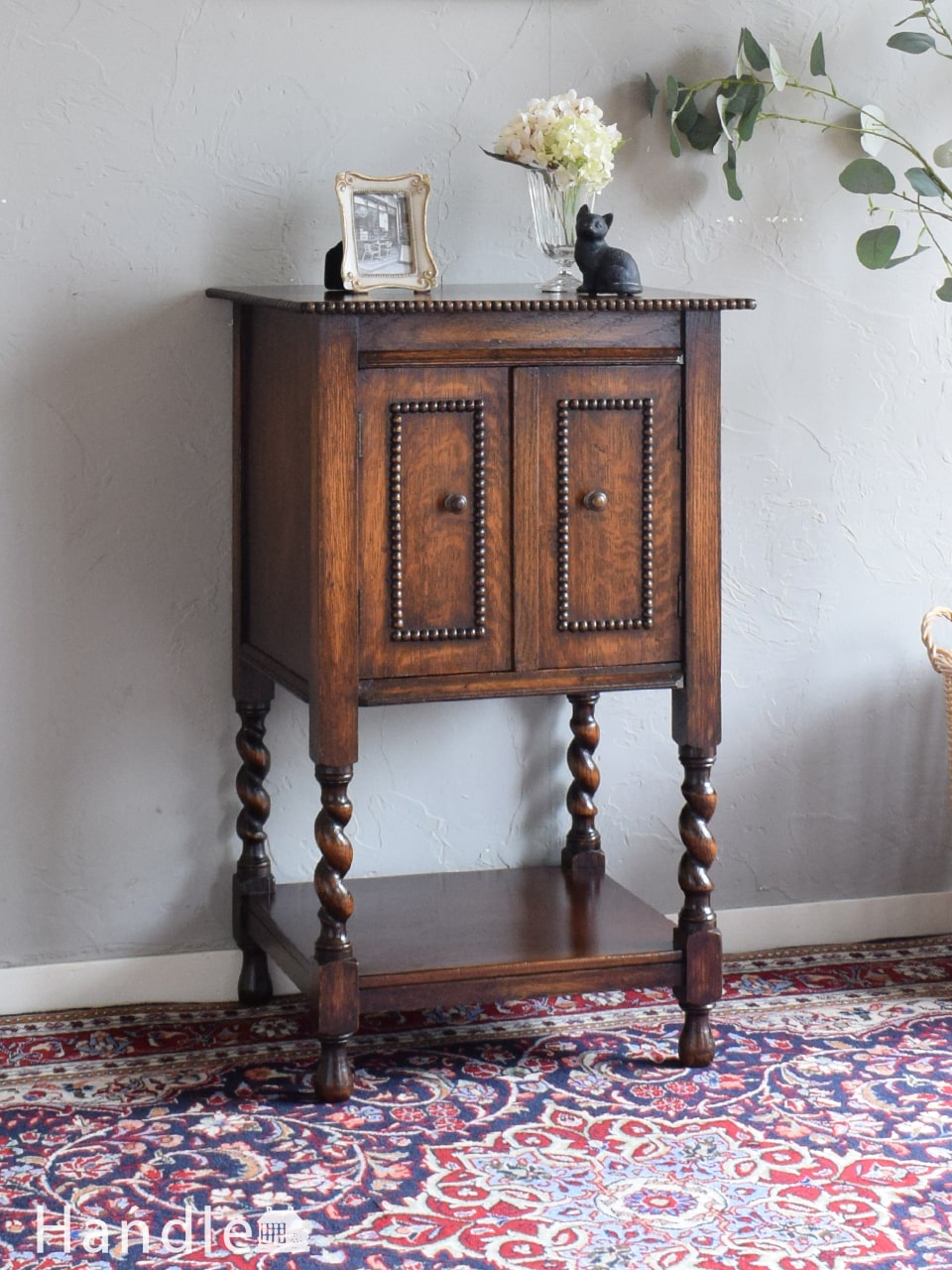 ビーディング扉が華やかな英国アンティークの家具、ツイスト足のおしゃれなサイドキャビネット