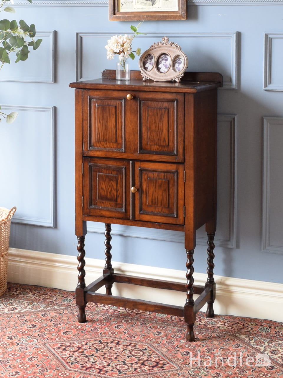 英国から届いためずらしいアンティークキャビネット、ツイスト脚が美しいオーク材の小さなカップボード