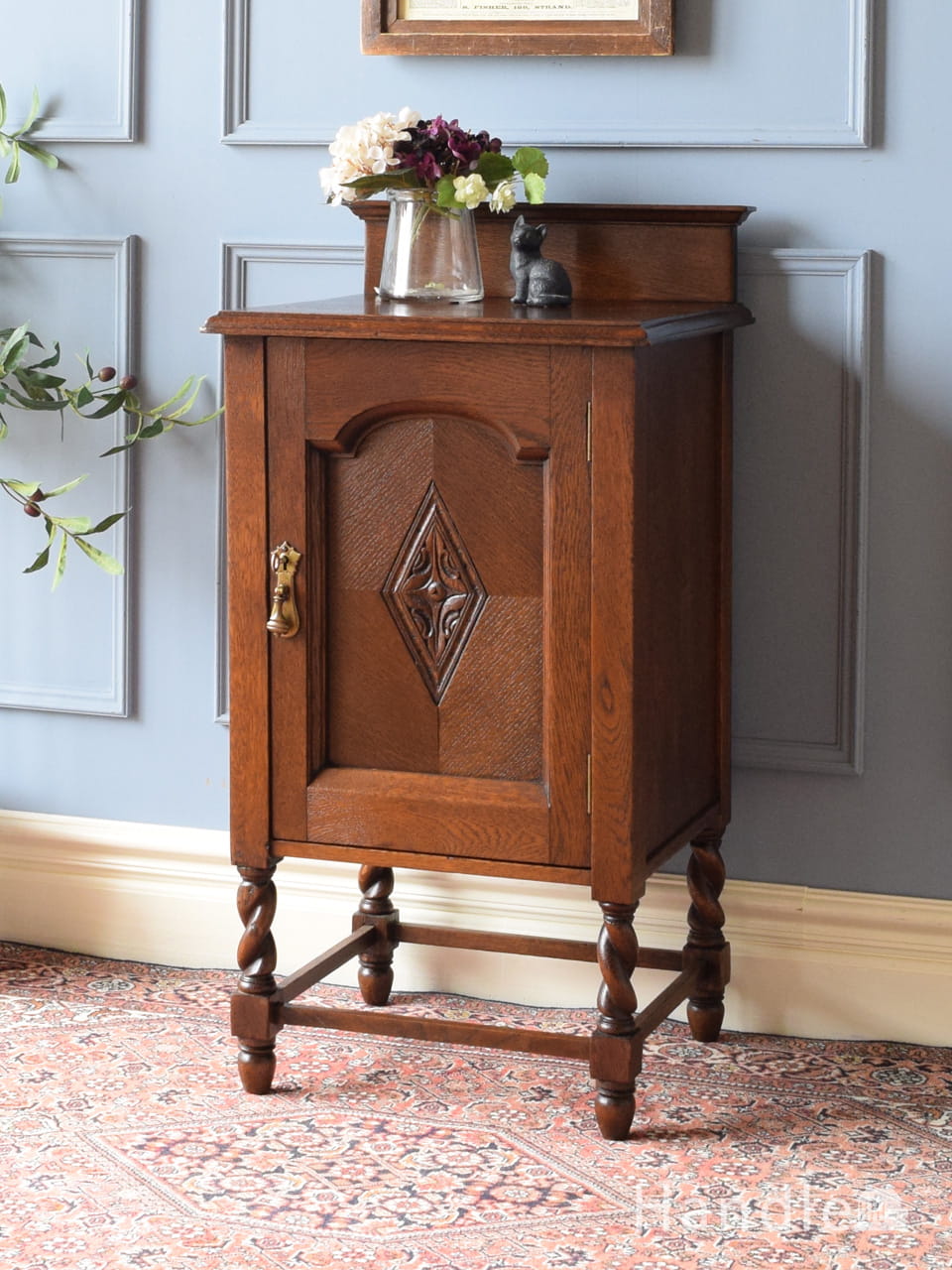 英国から届いたアンティークのサイドキャビネット、ツイスト脚が美しいオーク材のぺディスタルカップボード