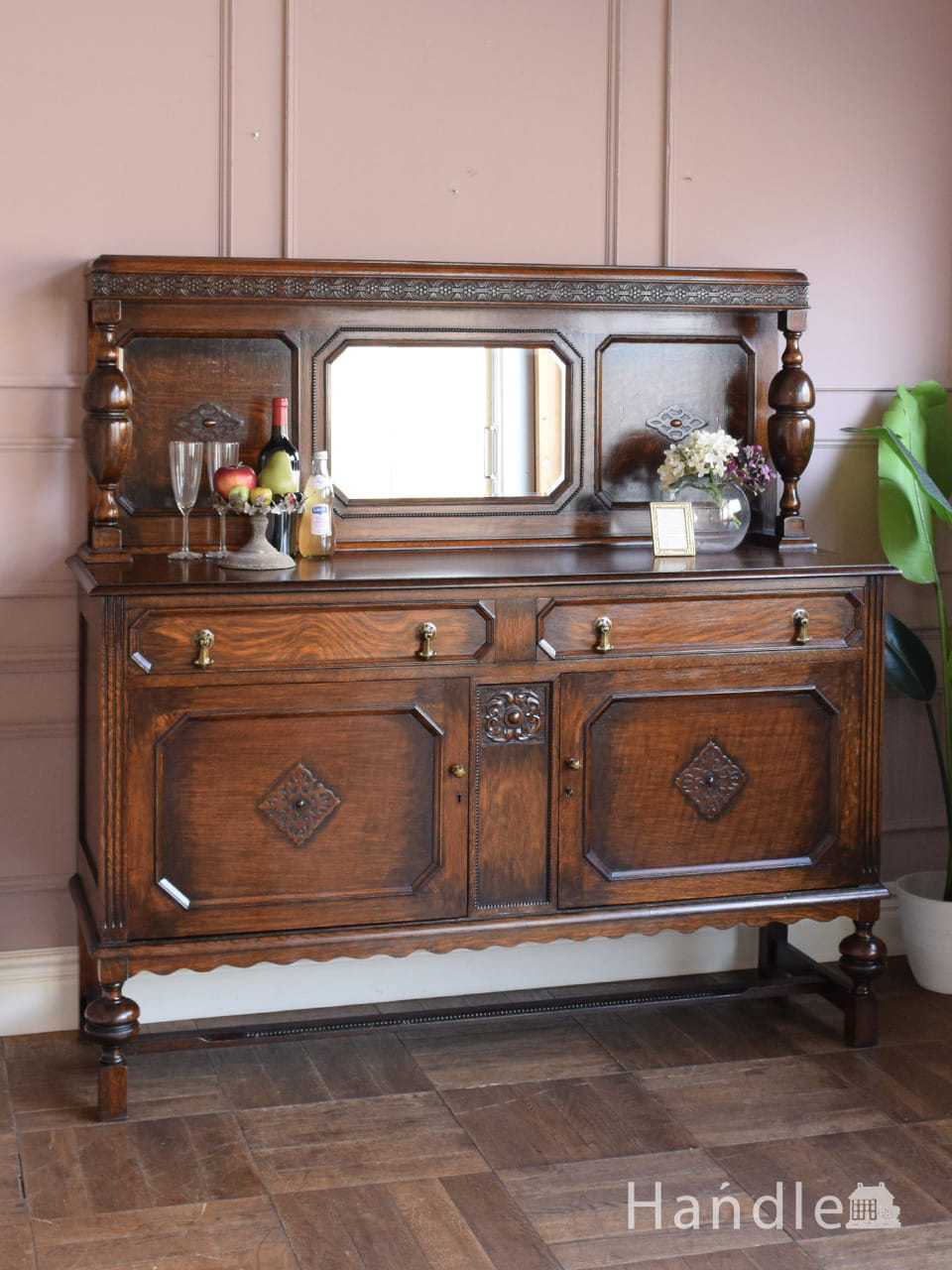 エリザベス様式の重厚なアンティーク家具、大きな鏡が魅力のオーク材のミラーバックサイドボード
