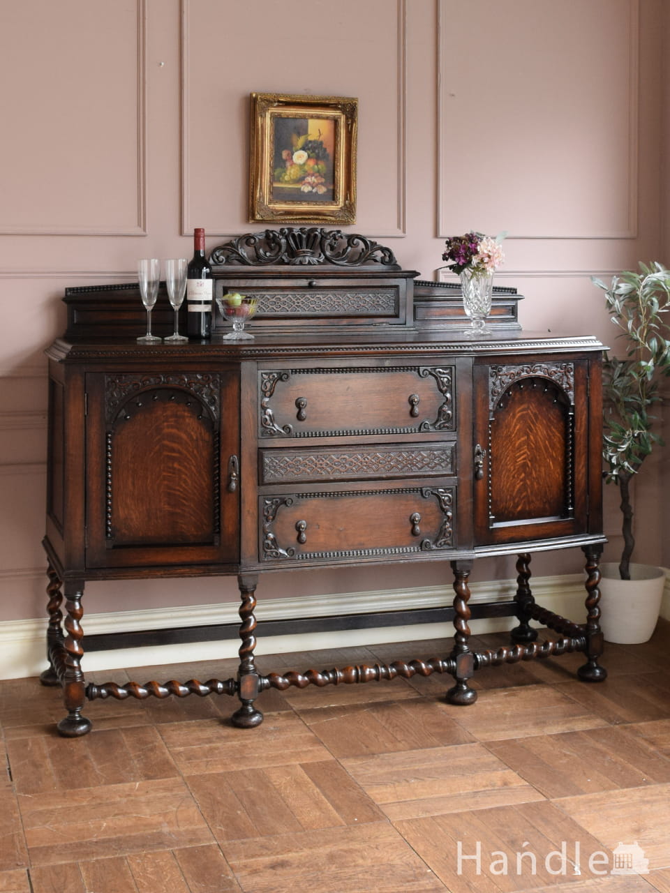 英国アンティークらしい重厚なサイドボード、エリザベス様式の美しいアンティークキャビネット