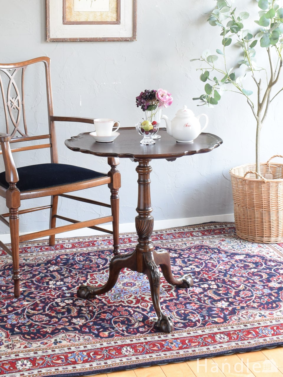 トライポッド足の美しいアンティークテーブル、使いやすいサイズのティーテーブル