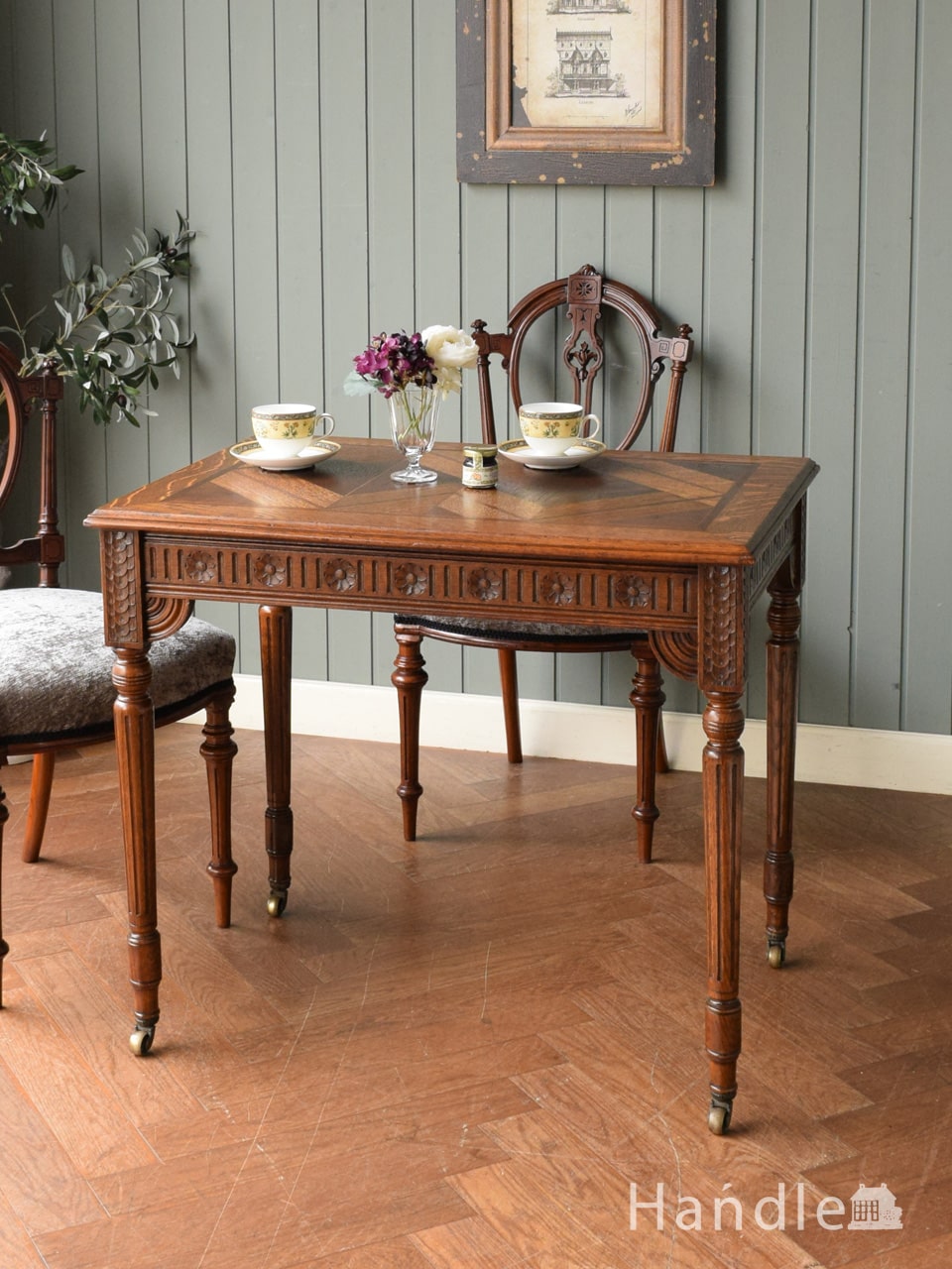 天板のパーケットリーが美しいおしゃれなテーブル、足先にキャスターが付いたアンティークテーブル