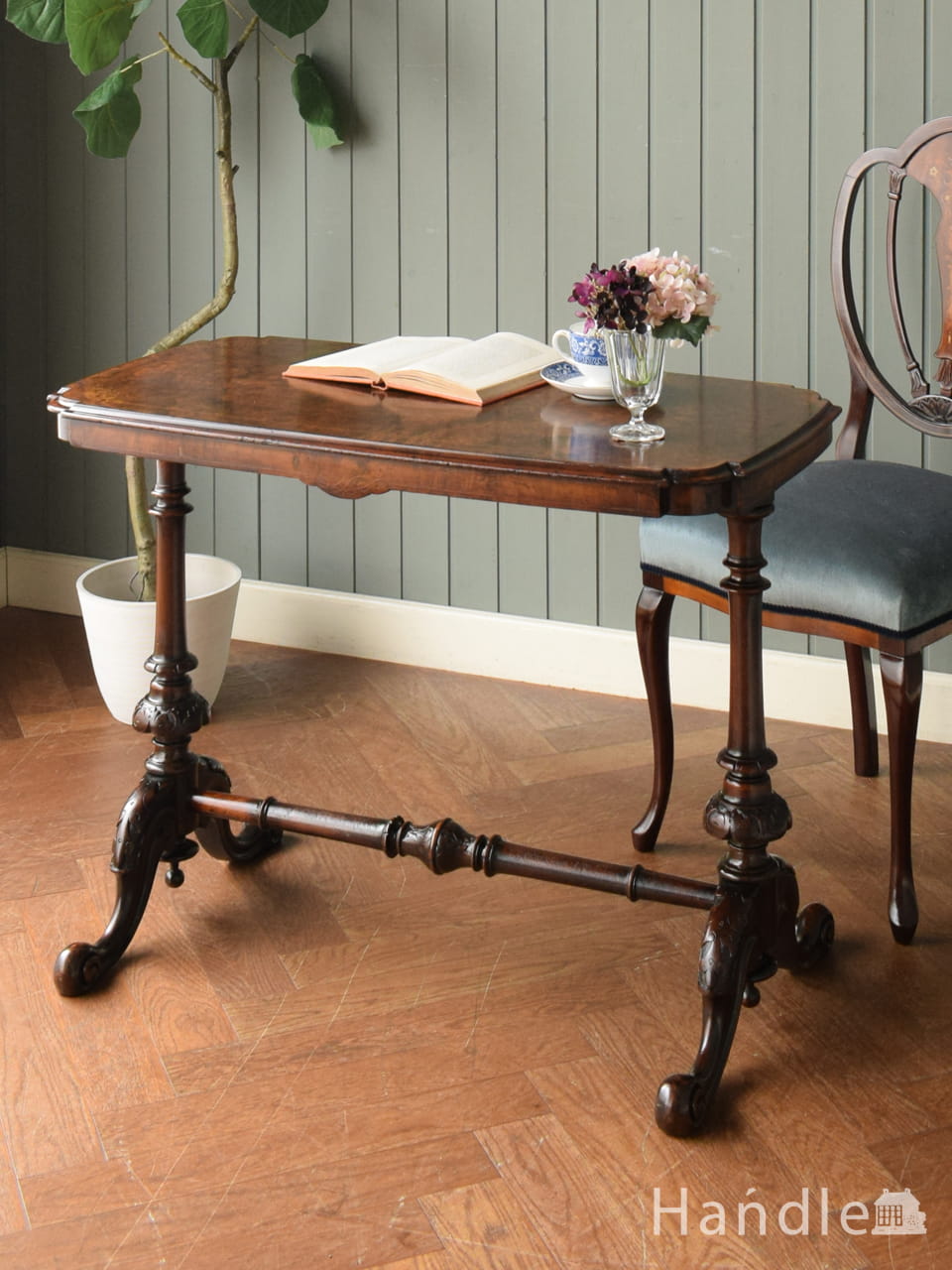 ウォールナット材の木目が美しいアンティーク、いろんな使い方で楽しめるホールテーブル (z-319-f)