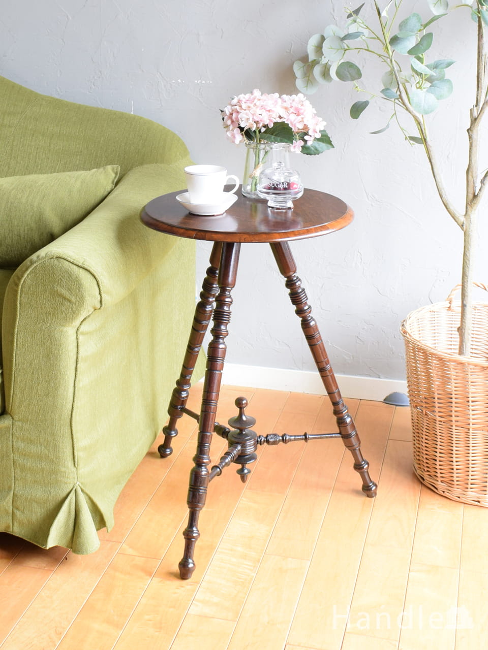 脚の装飾が美しいオケージョナルテーブル、ウォールナット材の華やかなサイドテーブル (i-226-f)