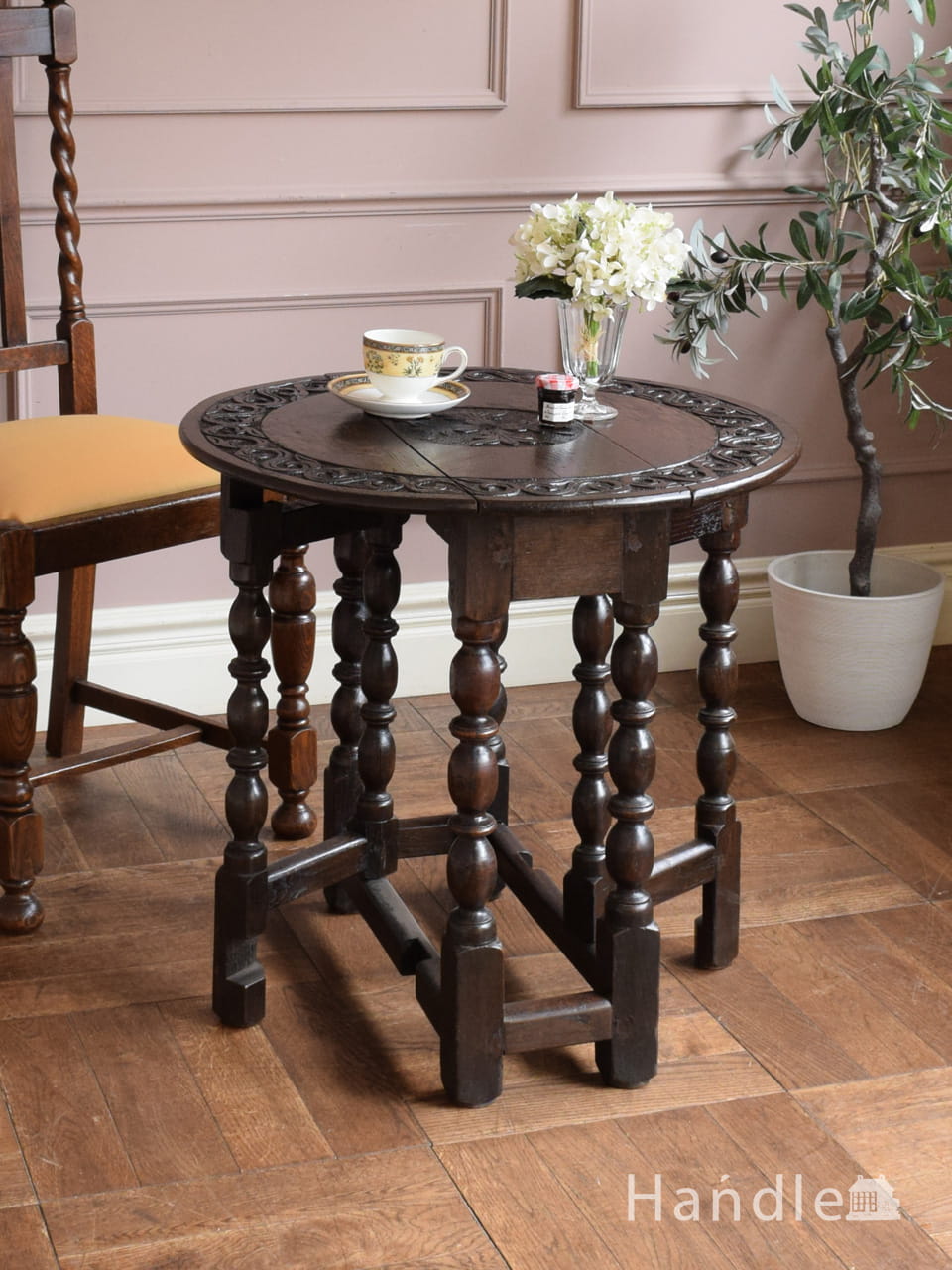 英国アンティークのテーブル、彫刻が美しい折り畳み式のゲートレッグテーブル