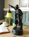 ガラスシェードが付いたアンティーク調テーブルランプ（消防士）