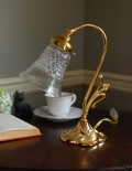 真鍮メッキで仕上げたデスクランプ、輝くガラスシェードのスタンド式照明
