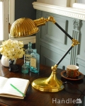 キラッと輝くゴールド色。アンティーク風のデスクランプ(電球なし)