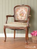 フランスのアンティークチェア、プチポワンの刺繍が美しいアームチェア