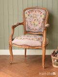 フランス生まれのサロンチェア、豪華なお花のブーケ模様のベビーピンク色のアンティークプチポワンチェア