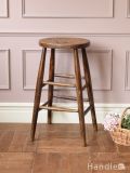 英国から到着したアンティークのハイスツール、木製のカウンタースツール