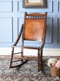 英国アンティークのロッキングチェア、座面と背もたれの模様が美しい揺り椅子