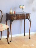 アンティークのコンソールテーブル、杢目が美しいウォールナット材の家具