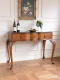 イギリスのアンティーク家具、猫脚が美しいウォールナット材のコンソールテーブル