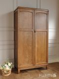 英国のアンティーク家具、いろんな収納が楽しめるオーク材のワードローブ