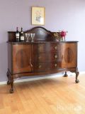 英国のアンティーク家具、杢目が美しい猫脚のサイドボードキャビネット