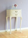 フランス輸入のアンティーク家具、ホワイトペイントのベッドサイドチェスト