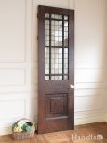 アンティークのおしゃれなドア、ガラスのノブが付いた木製ドア