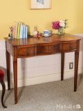 イギリスから届いたアンティークの家具、マホガニー材の美しいコンソールテーブルデスク