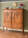 彫刻が優雅なアンティークの家具、フランスから届いた扉と引き出しが付いたおしゃれなキャビネット