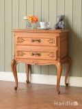 フランスのアンティーク家具、コンパクトなサイズの優雅なサイドチェスト
