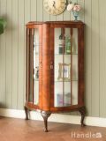 ウォールナット材のアンティーク家具、ハーフムーン型のおしゃれなガラスキャビネット 