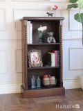アンティークのおしゃれな本棚、ツイストの彫がが美しい英国のオープンシェルフ