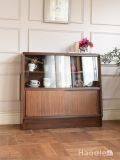 ガラス扉の付いたおしゃれな収納家具、北欧スタイルのビンテージキャビネット