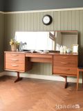 北欧スタイルのヴィンテージ家具、デスクとしても使えるaustin suite社のドレッサー